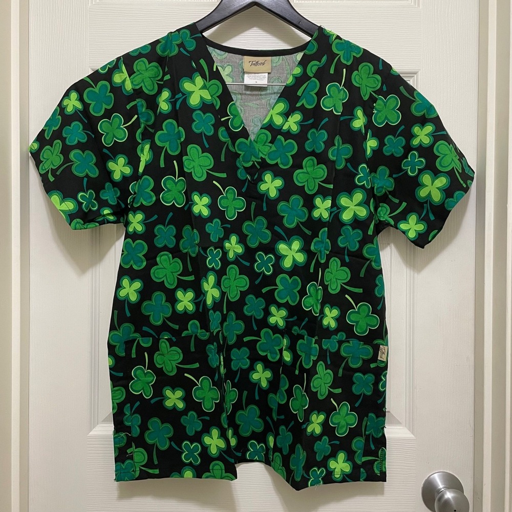 NEW Tafford Shamrock Scrub Top Short Sleeve St. Patrick's Day Green Clover Large